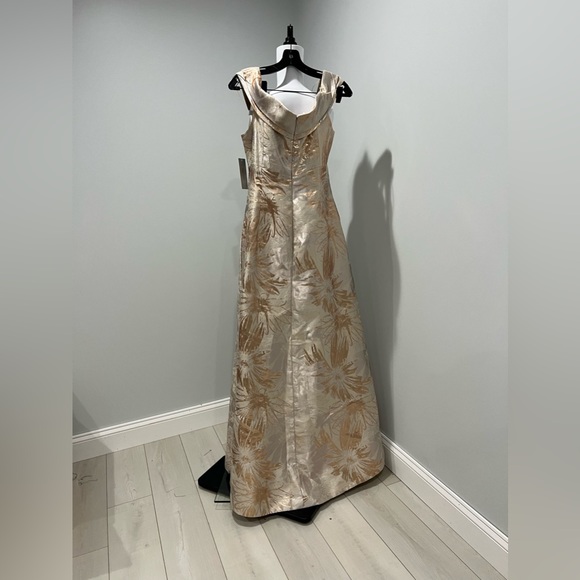 $640 Teri Jon by Rickie Freeman
Portrait Neck Metallic Jacquard Gown size 14 - Picture 7 of 13